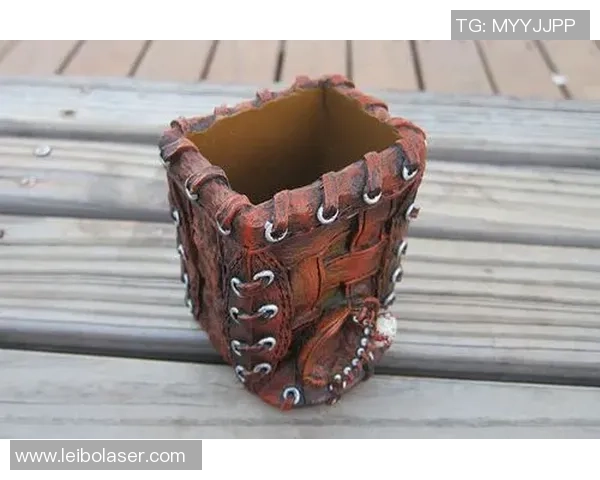 创意足球明星笔筒设计展示，兼具实用与收藏价值的体育纪念品