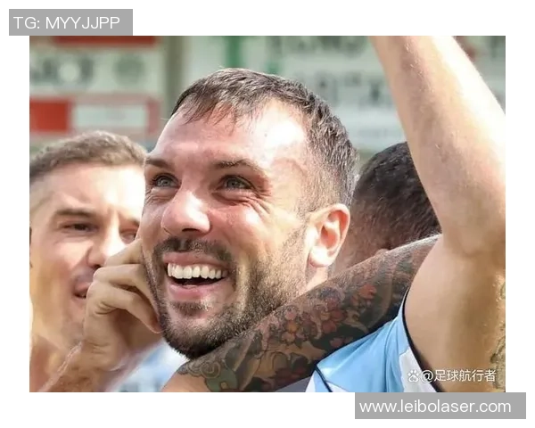 足球场上佩戴花朵的球星背后的故事与情感象征解析